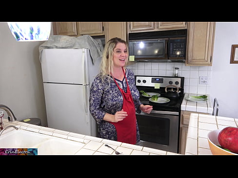 ❤️ Belle-mère qui le traie dans la cuisine avant son rendez-vous. Vidéo de baise at us ❌️