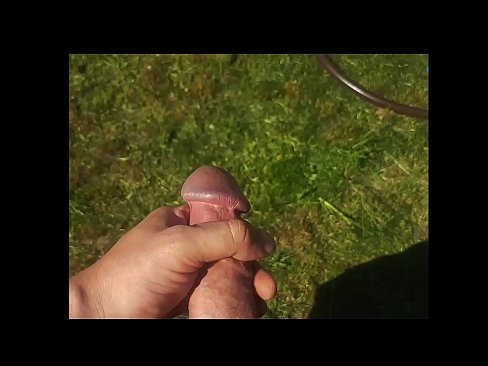 ❤️ Une chaudasse se fait baiser la chatte rose et jouit avec une giclée dans un jardin d'été... Vidéo de baise at us ❌️