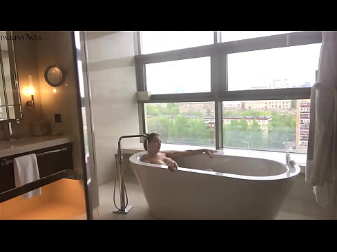 ❤️ Une énorme nana se branlant passionnément la chatte dans la salle de bains Vidéo de baise at us ❌️