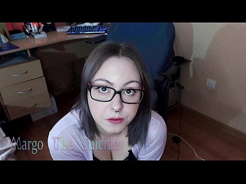❤️ Une fille sexy avec des lunettes suce profondément un gode devant la caméra Vidéo de baise at us ❌️