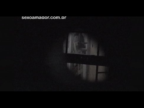 ❤️ Blondie se fait secrètement filmer par un voyeur du quartier caché derrière des briques creuses. Vidéo de baise at us ❌️