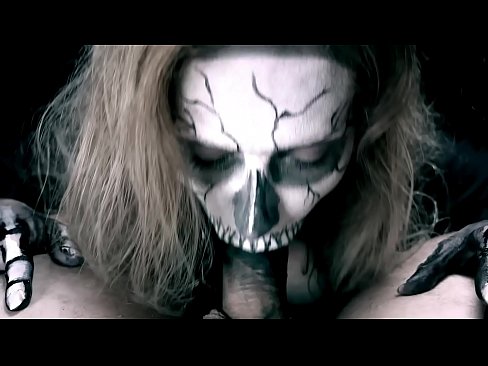 ❤️ Une fille démoniaque suce une bite avec sa bouche noire et avale le sperme. Vidéo de baise at us ❌️