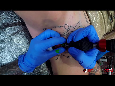 ❤️ Sully Savage, une chaudasse extrêmement tatouée, s'est fait tatouer le clitoris. Vidéo de baise at us ❌️
