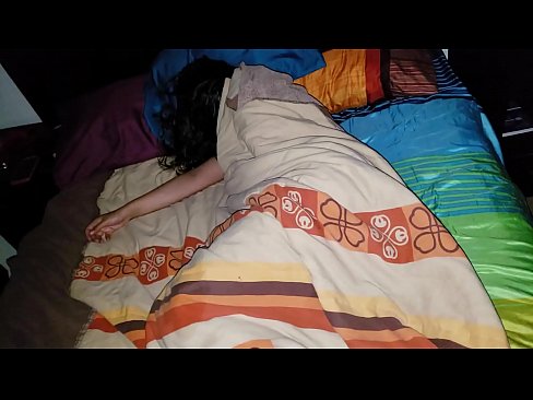 ❤️ Beau-fils réprimandant sa jeune belle-mère pendant qu'elle dort. Vidéo de baise at us ❌️