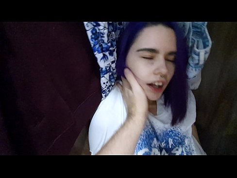 ❤️ J'ai trouvé ma soeur dans le placard et je l'ai aidée à jouir. Vidéo de baise at us ❌️