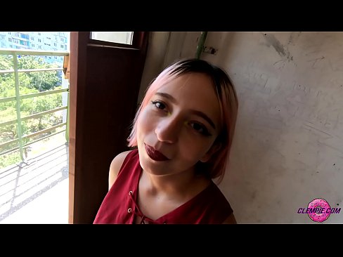 ❤️ Une étudiante sensuelle suce un étranger dans l'Outback - sperme sur son visage Vidéo de baise at us ❌️